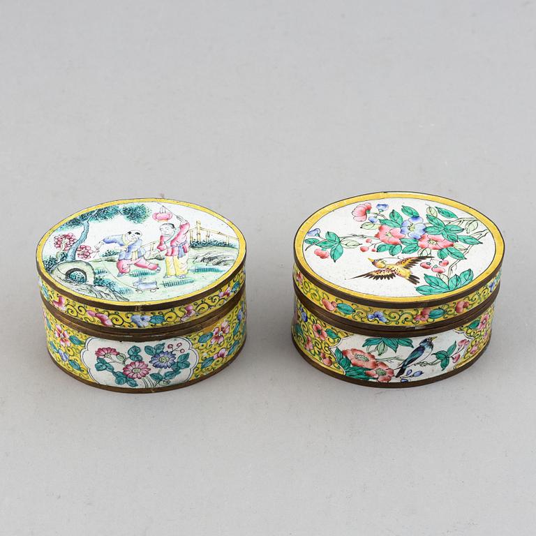 Askar med lock, tre stycken, emalj på koppar, samt 6 små fat. Kina, 1900-talets början.