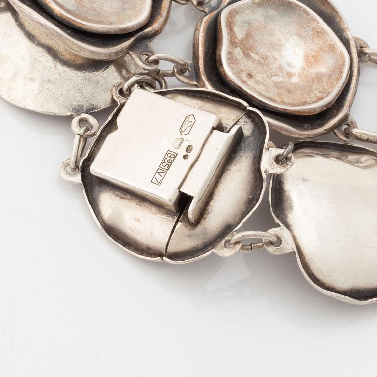 Liisa Vitali, Rannekoru, "Gardeina", hopeaa.