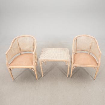 Armchairs/a pair of easy chairs and a table, Miranda, late 20th century.