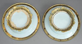 BÄRTALLRIKAR, ett par, porslin infattade i metallmontering. Kina, Qianlong (1736-1795).