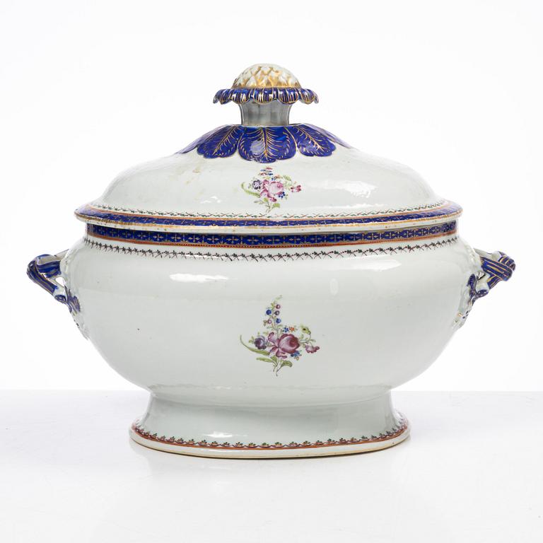 Terrin med lock och fat, kompaniporslin, Kina, Qingdynastin, omkring 1800.