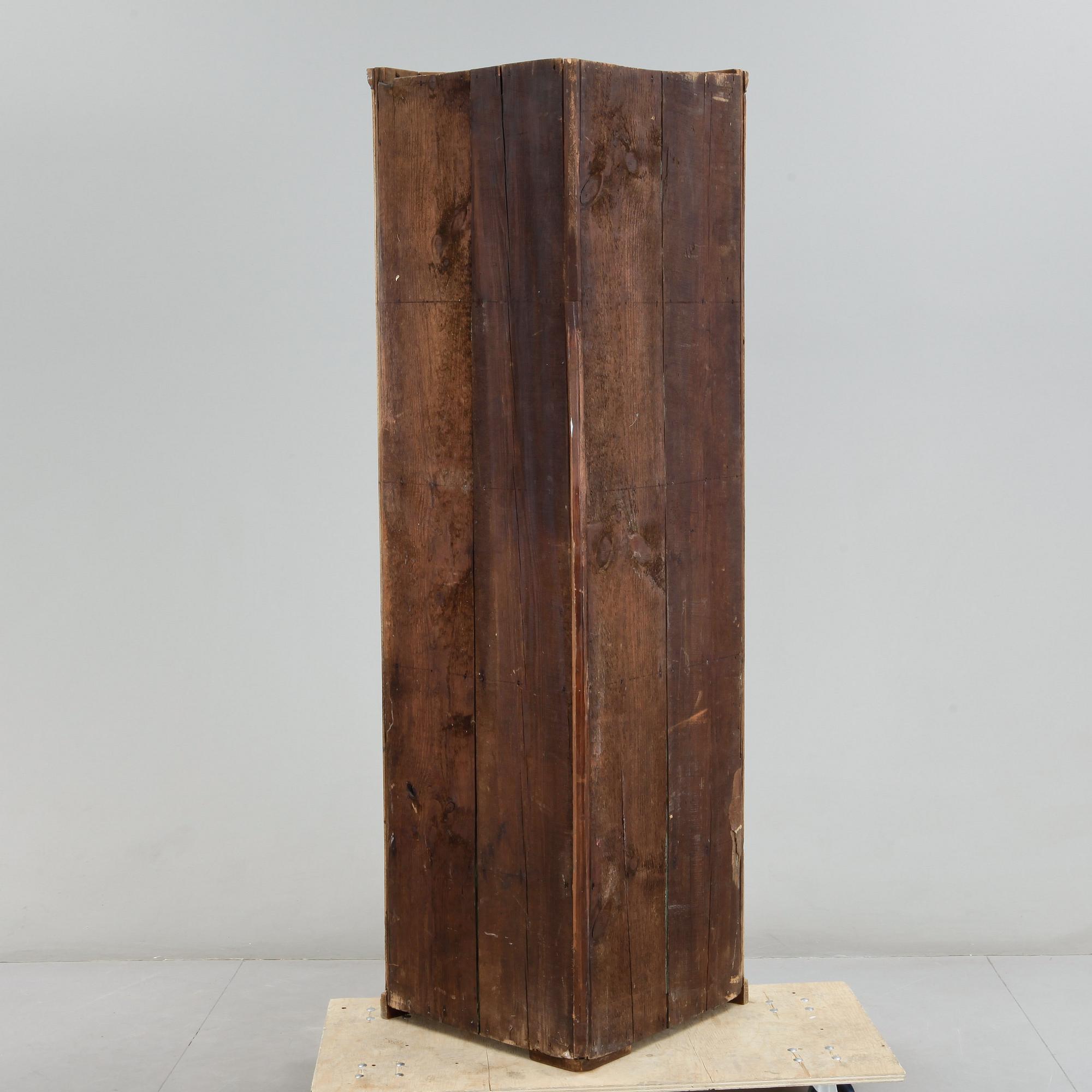 HÖRNSKÅP, 1800-talets början.