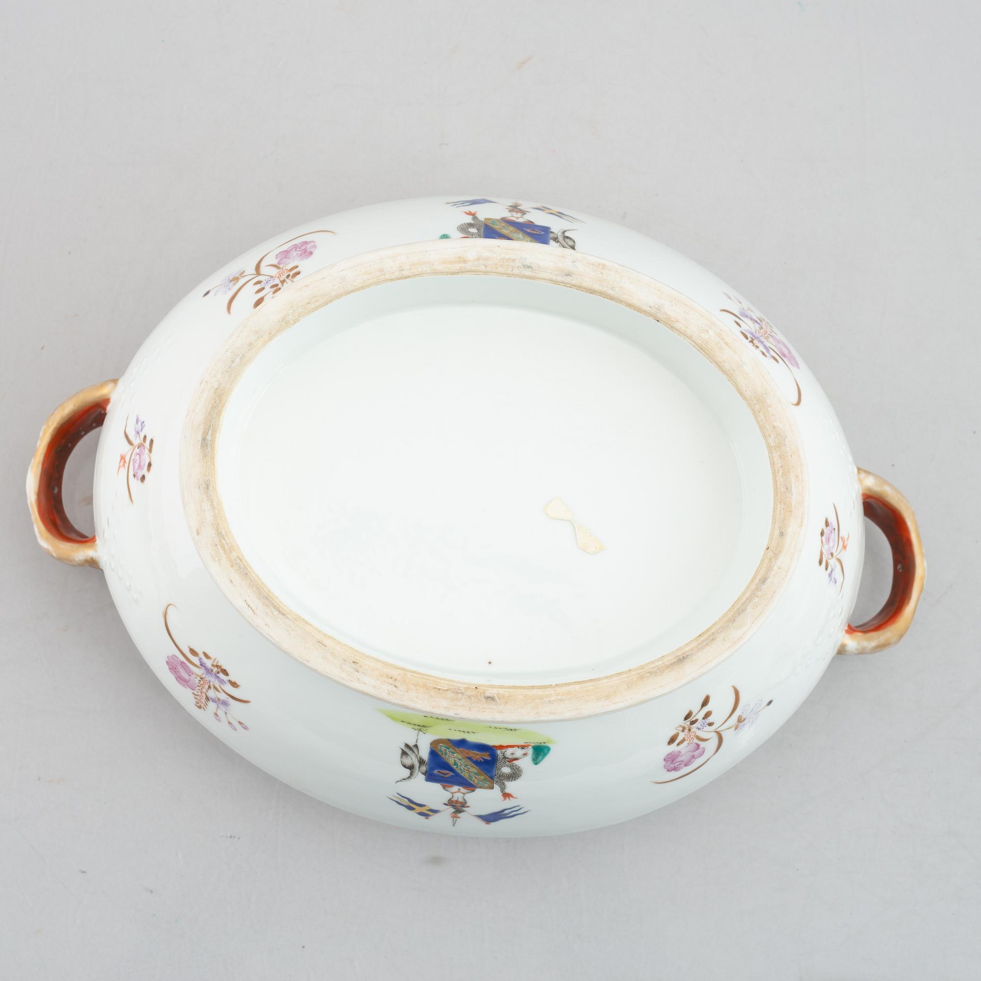 An armorial tureen with cover, China, 20th century.