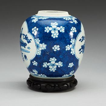A blue and white pot, Qing dynasty, Kangxi (1662-1722).