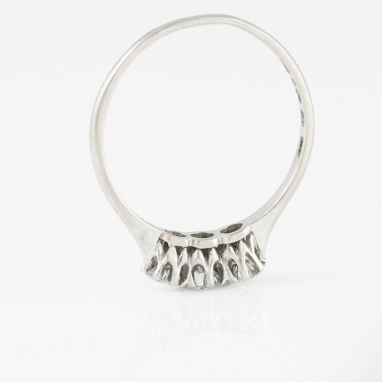 RING, 18K vitguld med 3 briljantslipade diamanter 0.51 ct, kattfotstämplad. Vikt 2,8 gram.