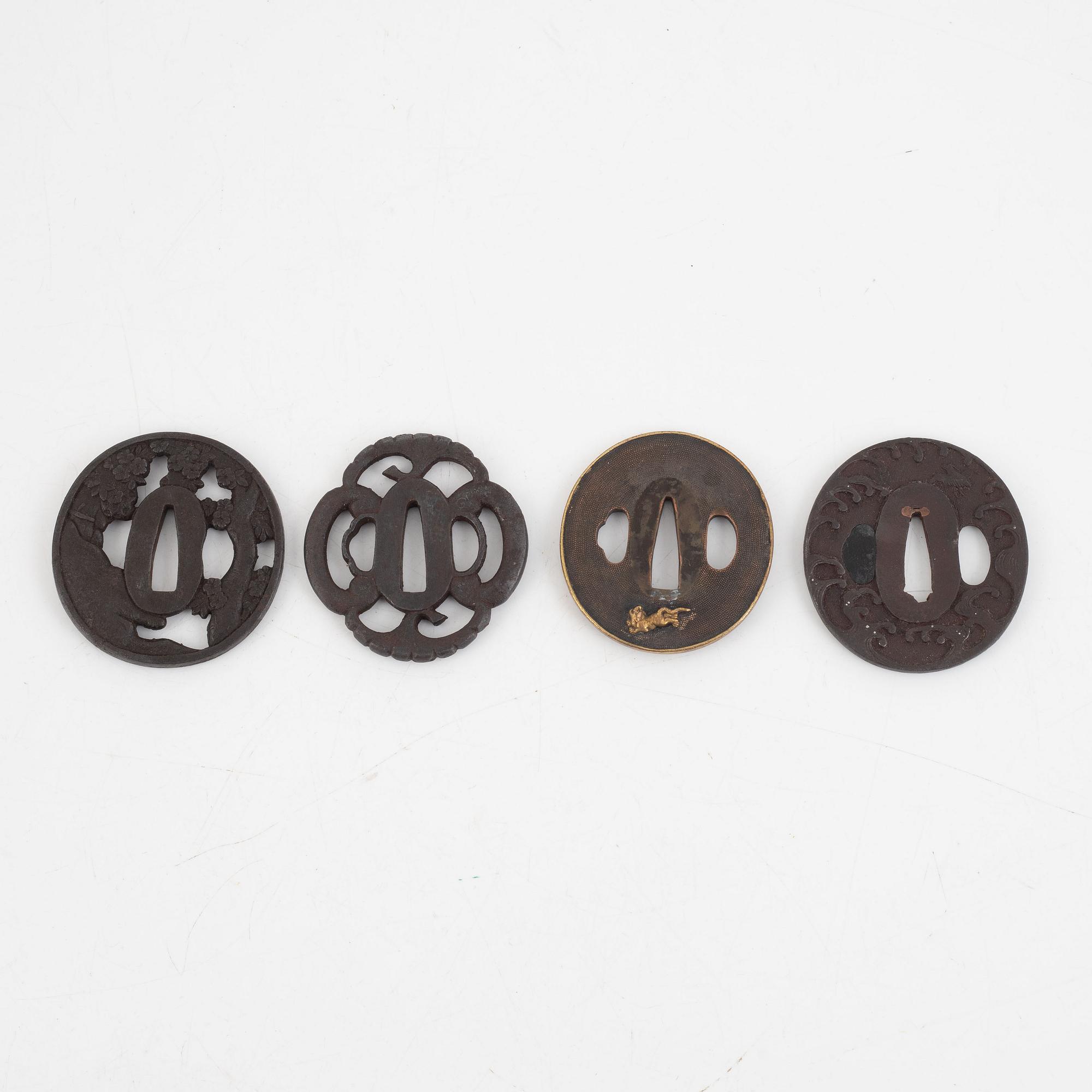 Tsuba, fyra stycken i kiri-box, järn och brons, 1700- och 1800-tal.