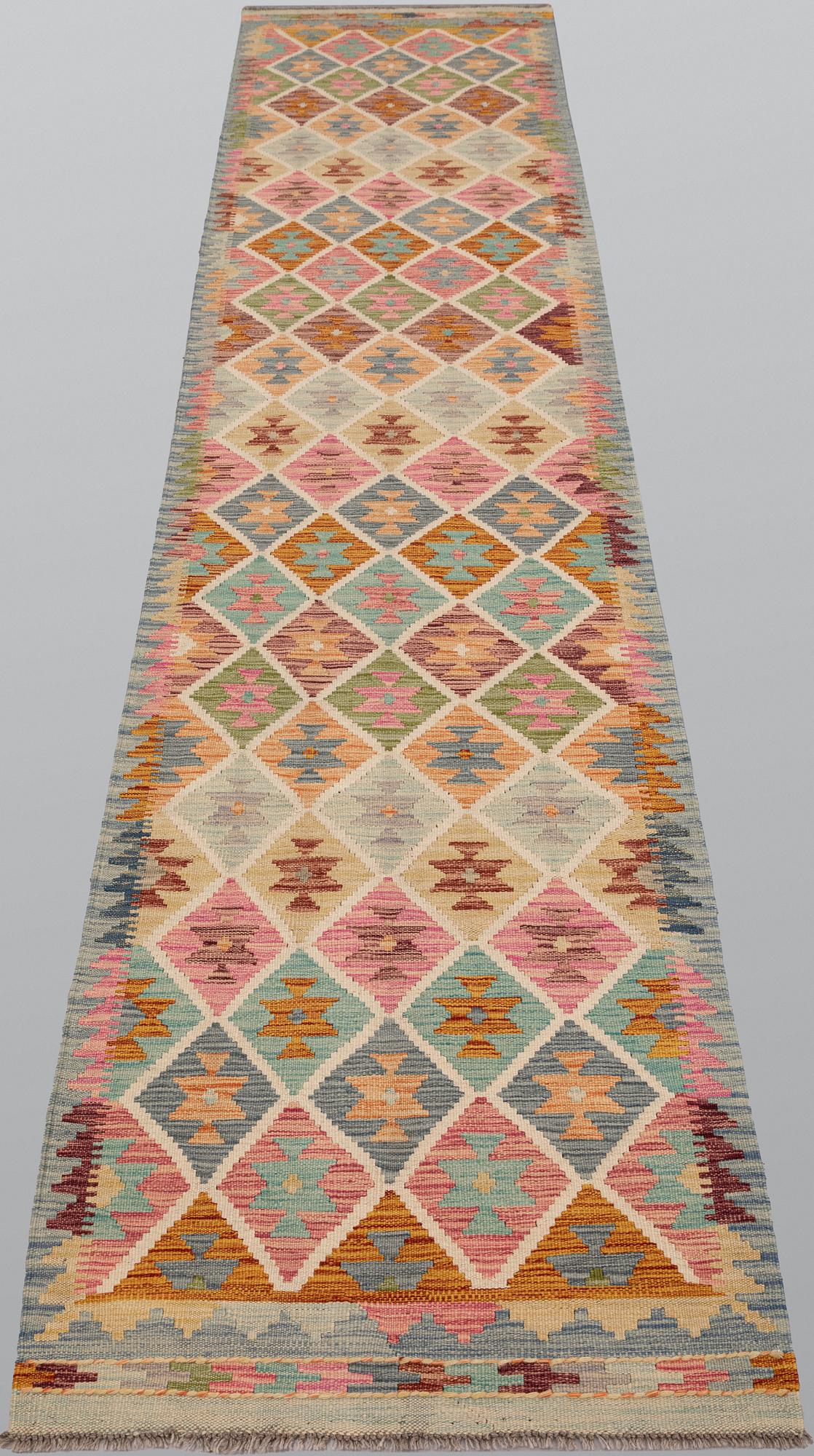 A Kilim runner, approx. 389 x 81 cm.