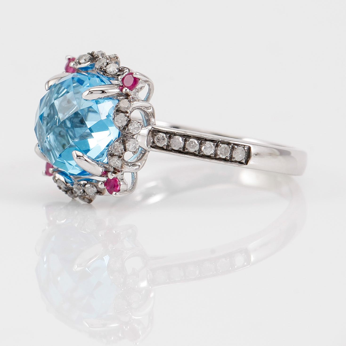 RING, 14K vitguld, blå topas, rubiner och diamanter.