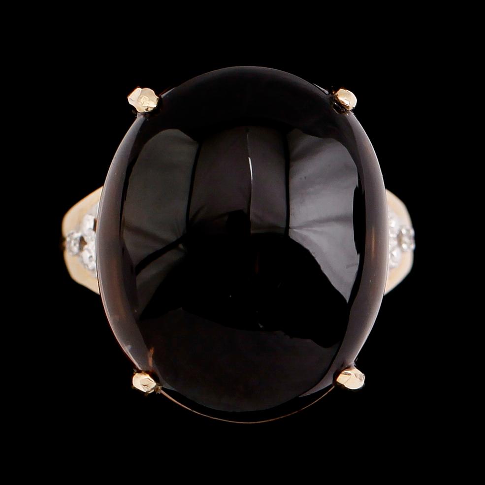 RING, 10 k guld, cabuchonslipad bruntonad kvarts, mindre briljanter.
