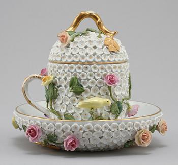 KOPP MED FAT, porslin, Meissen, 1900-tal.