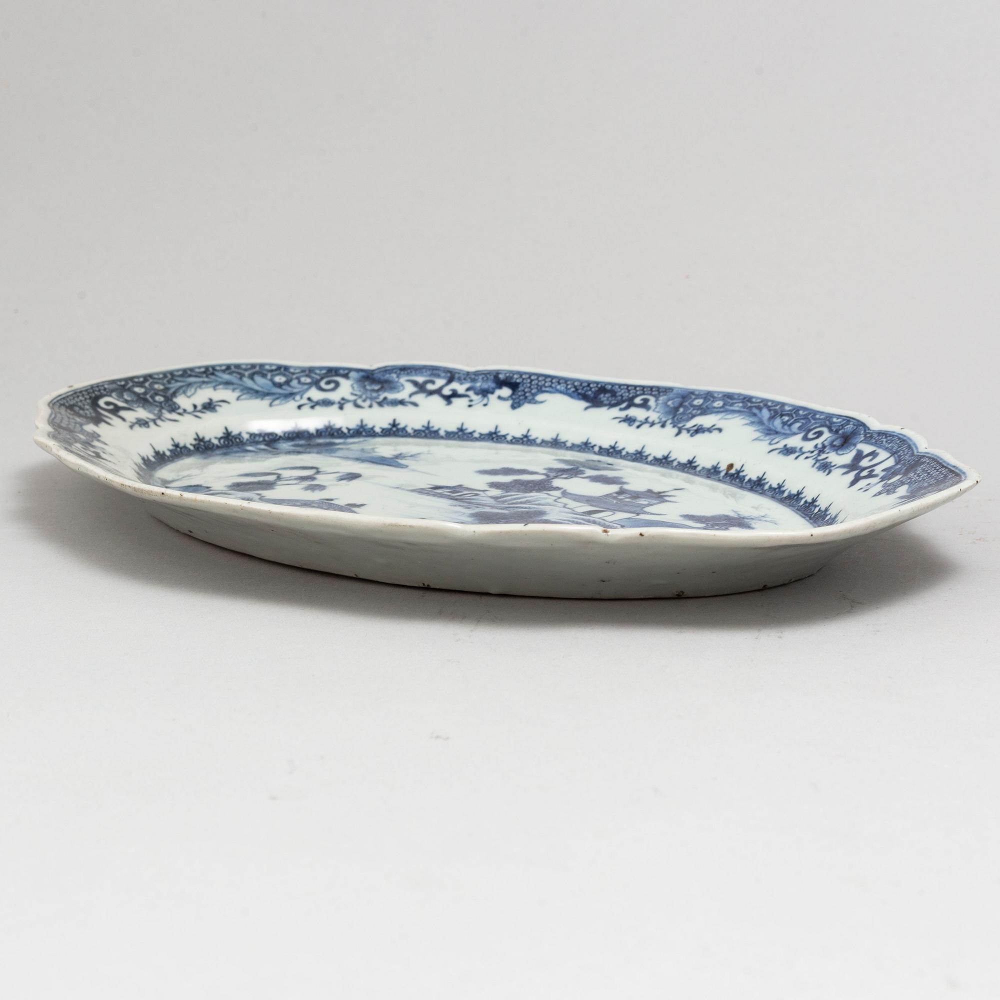 A blue and white export porcelain tureen with cover and a serving dish, Qing dynasty, Qianlong (1736-95).