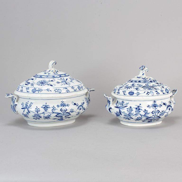 TERRINER med LOCK, 2 st, porslin. "Lökmönstret", Meissen, Tyskland, 1900-tal.