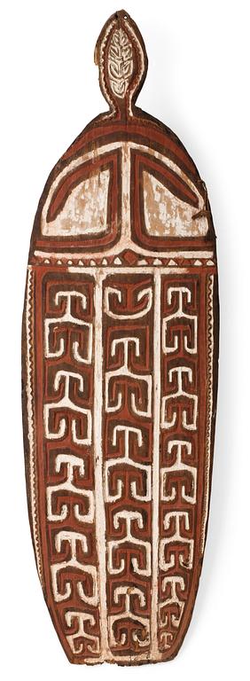 CEREMONISKÖLD. Bemålat trä i rött, brunt och vitt. Asmat-stammen. Nya Guinea, Oceanien, omkring 1950. Höjd 163,5 cm.