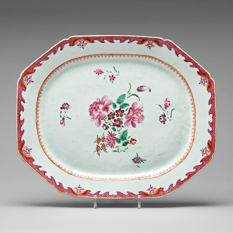 A famille rose platter, Qing dynasty, Qianlong (1736-95).