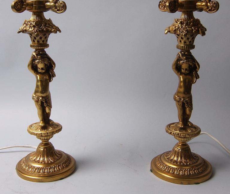 BORDSARMATURER, ett par, bl.a. mässing.