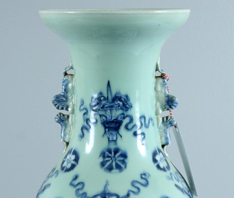 GOLVURNA, porslin. Kina, 1800-talets andra hälft.