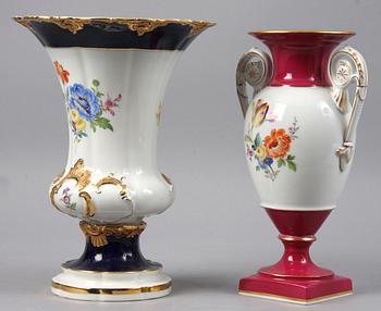 VASER. 2 st, porslin, Meissen, 1900-tal.