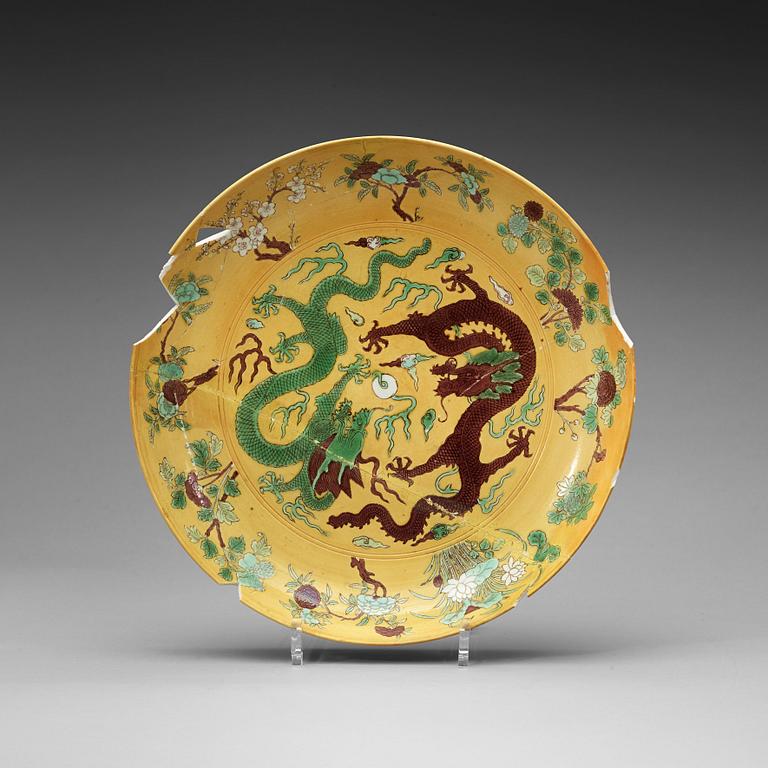 A yellow ground dragon dish, Qing dynasty, 19th century, with sealmark.