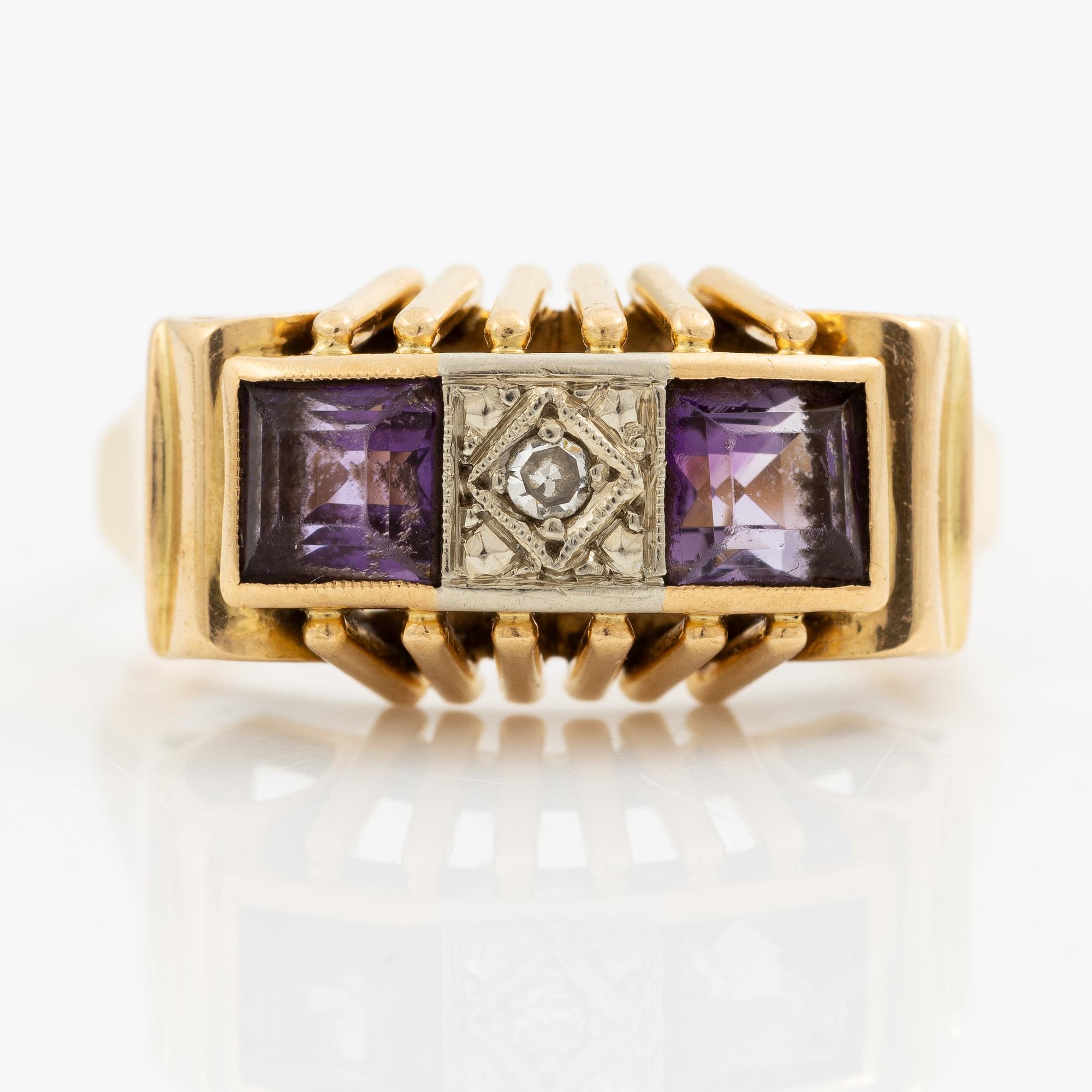 Ring in 18K gold set with an octagon-cut diamond and purple stones.
