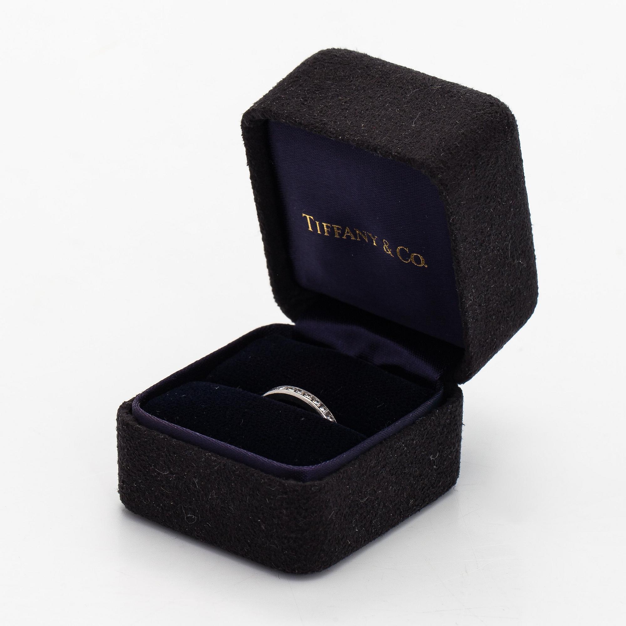 Tiffany & Co, sormus, "Tiffany Setting", platinaa ja briljanttihiottuja timantteja.
