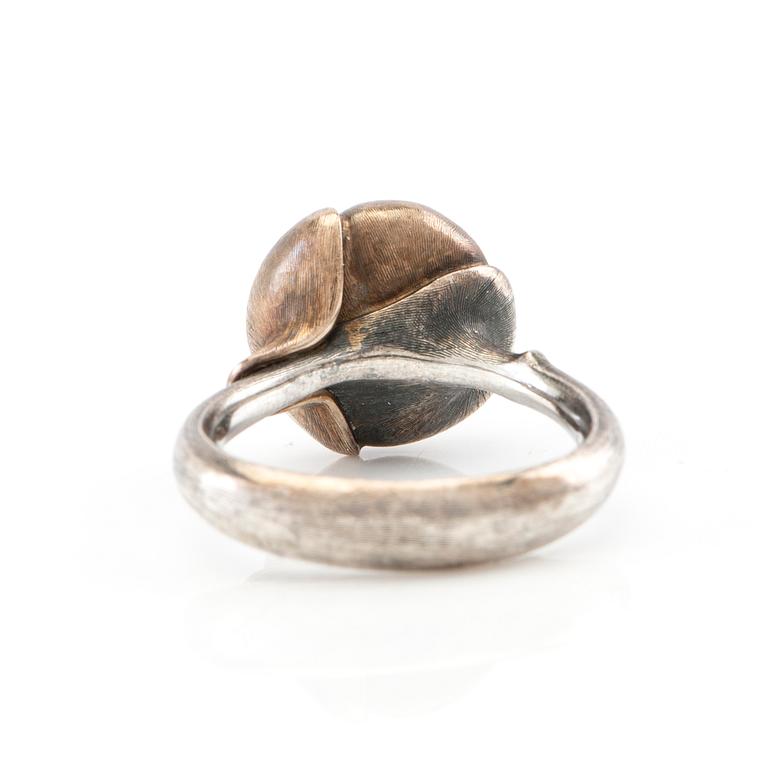 Ole Lynggaard, ring "Lotus" silver, vitguld och cabochonslipad månsten, design Charlotte Lynggaard.