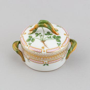 Royal Copenhagen, koppar med fat, ett par, samt sockerskål, porslin. "Flora Danica", 1900-tal.