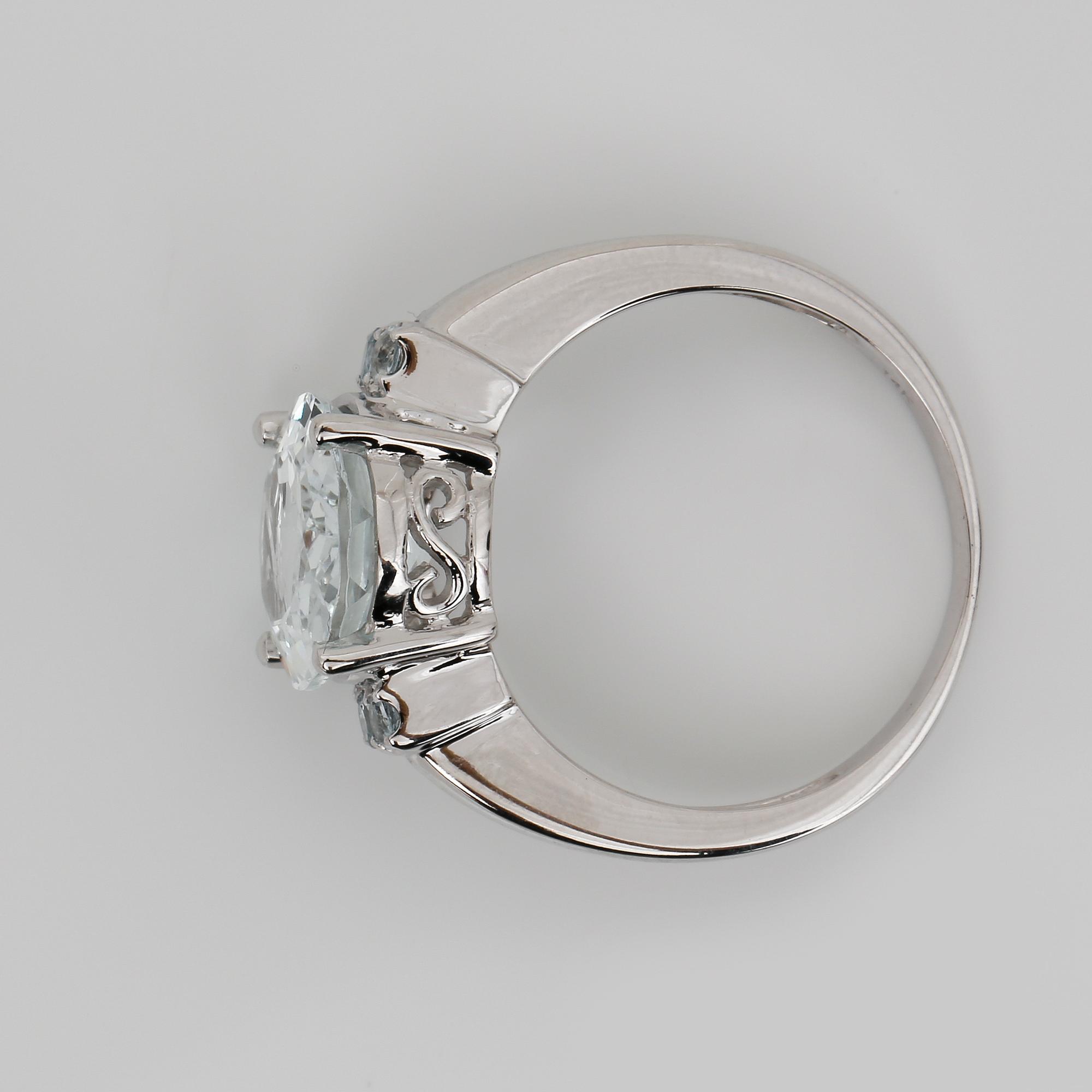 RING, 14K vitguld med ovalslipad goshenit, ca 3,54 ct. Vikt ca 4,40 g.