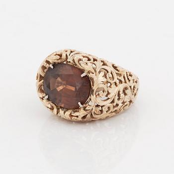 A Tina Karlsson 18K gold ring set with a faceted zircon.