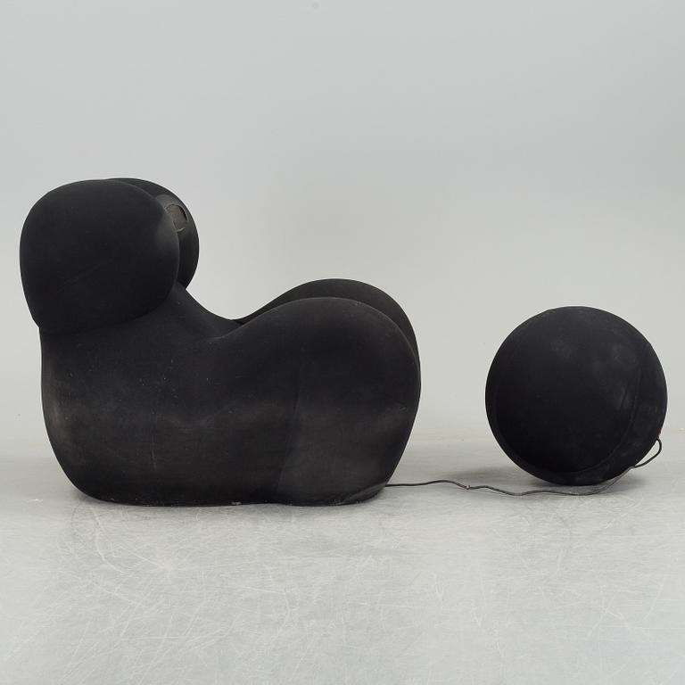 GAETANO PESCE, "La Mama", fåtölj med vidhängande fotpall, B & B Italia.
