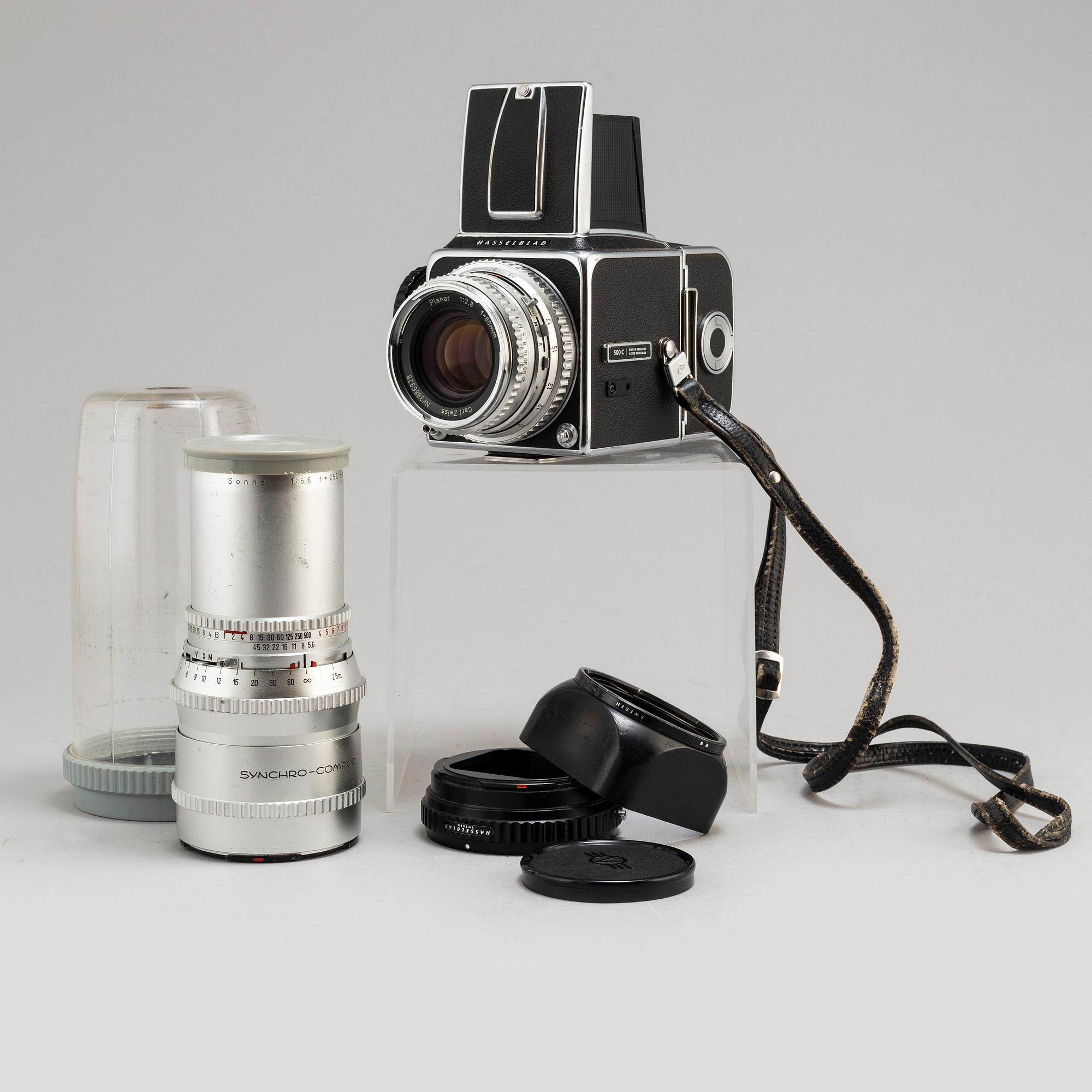 A Hasselblad 500 C with two lenses: Planar 1:2,8 80mm and Sonnar 1:5,6 250 mm.