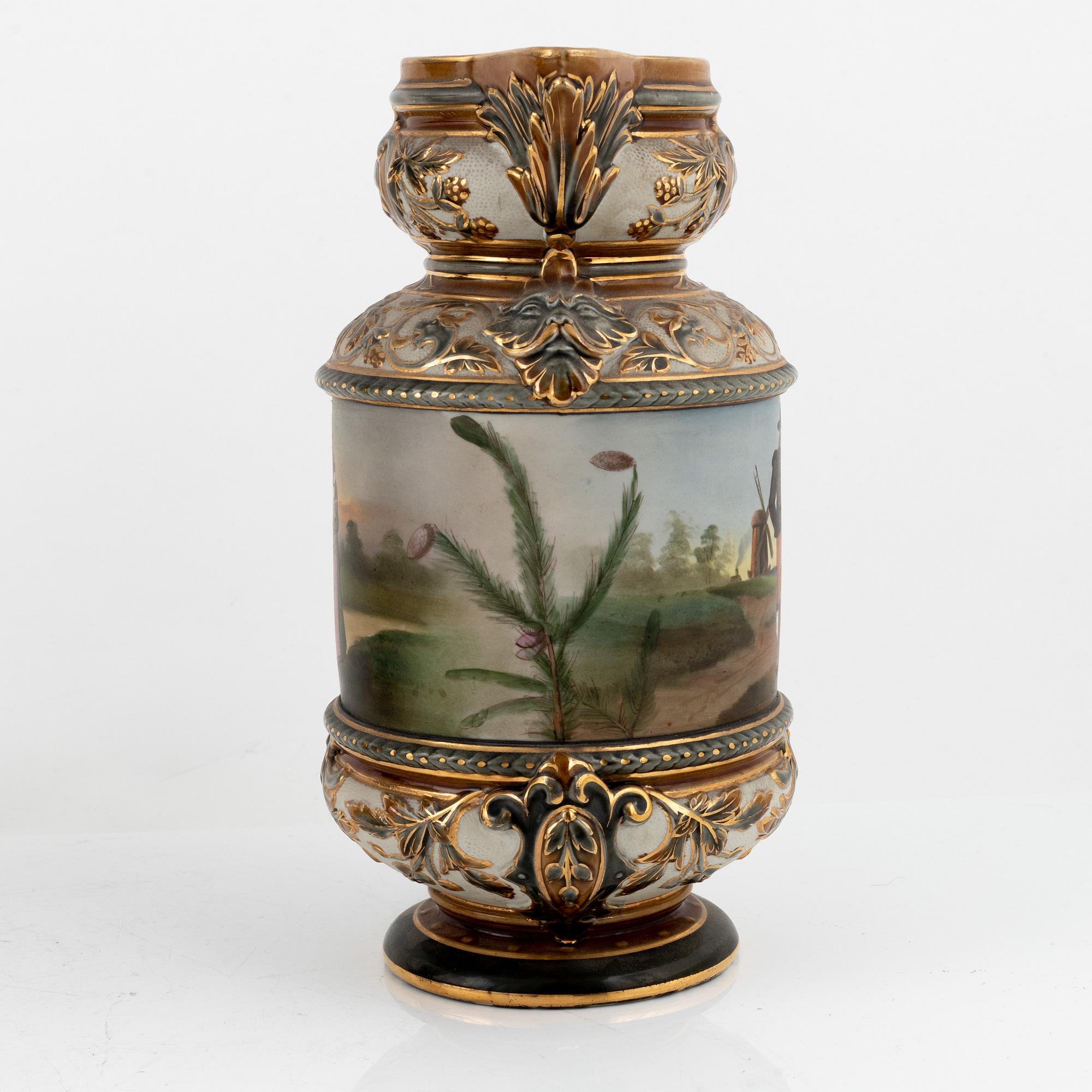 Prydnadsfat & kanna, majolika, Gustavsberg och Rörstrand, omkring sekelskiftet 1900.