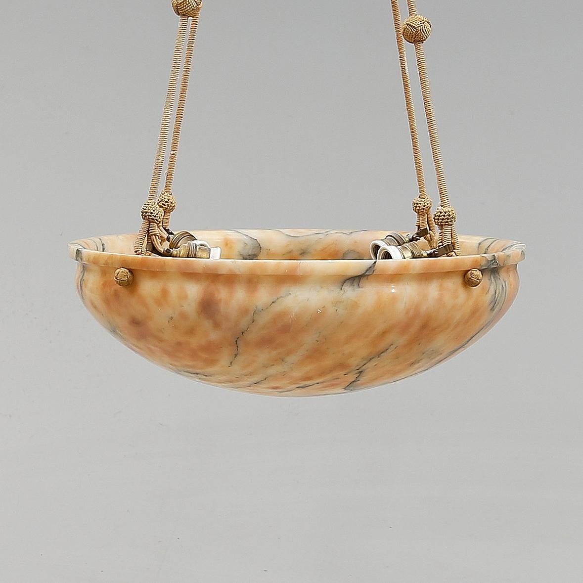 TAKAMPEL, alabaster, 1900-talets första hälft. Höjd 103 cm.