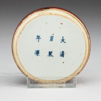 PENSELBAD, porslin. Qing dynastin med Kangxis sex karaktärers märke.
