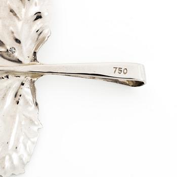 Brooch/pendant in the shape of a leaf, 18K white gold set with brilliant-cut diamonds and an emerald.