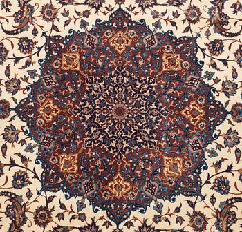 SEMI-ANTIQUE/OLD ESFAHAN. 310 x 211,5 cm (as well as approximitley 2 cm patterned flat weave at each end).