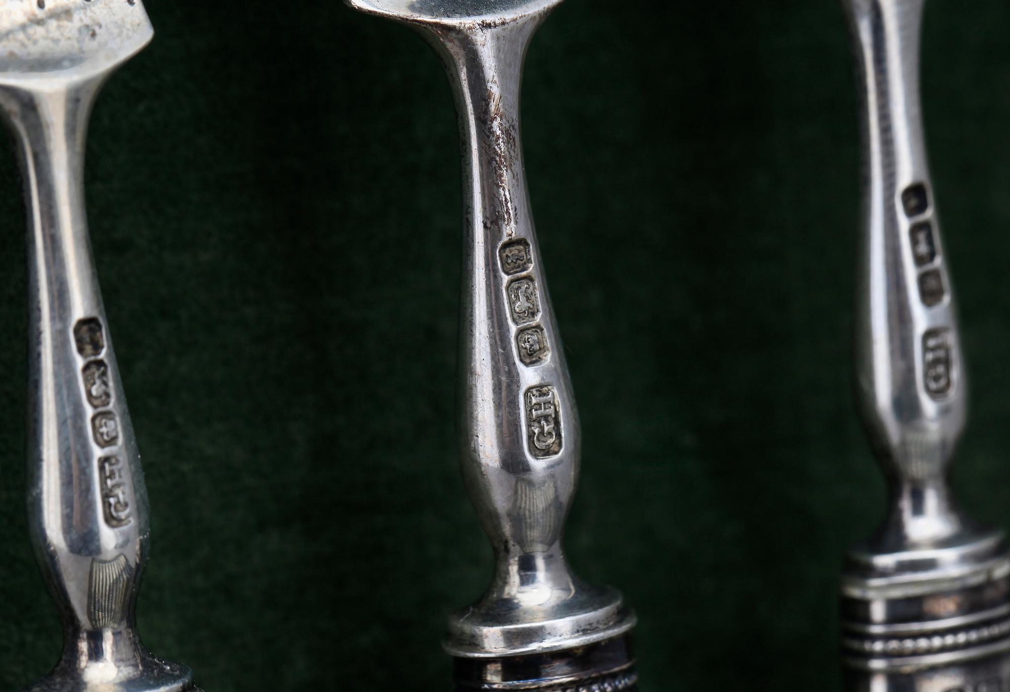 BESTICK, 26 delar, silver samt pärlemor, bla Isaac Ellis & Sons, Sheffield, England, 1900-02. Totalvikt 954 g.