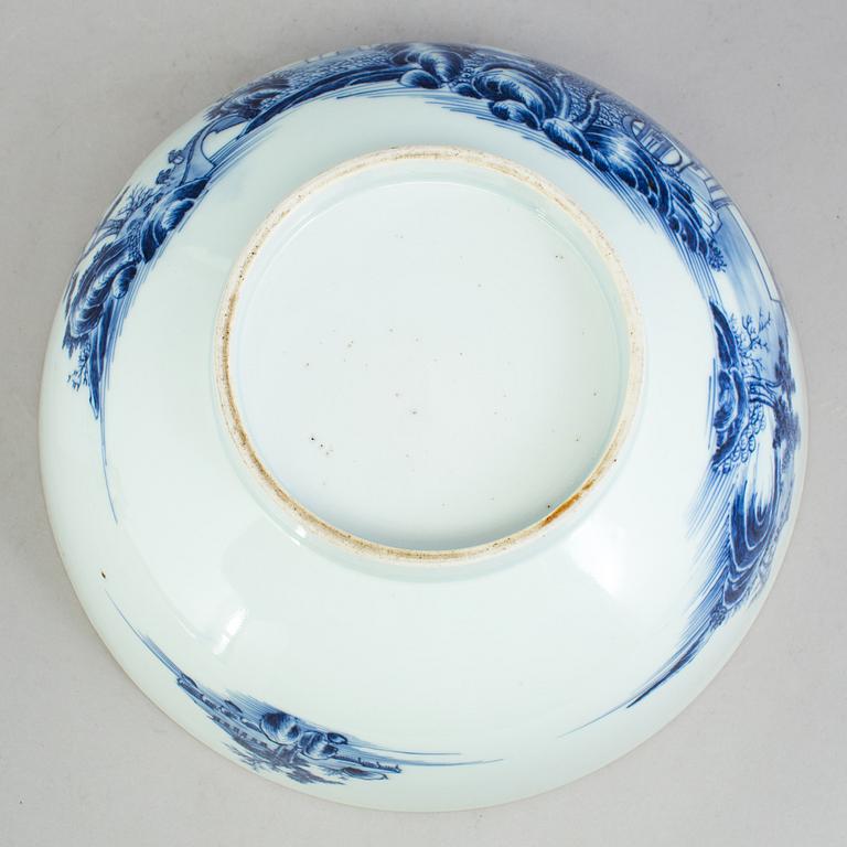 A chinese blue and white punch bowl. Qing dynasty, Qianlong (1736-95).