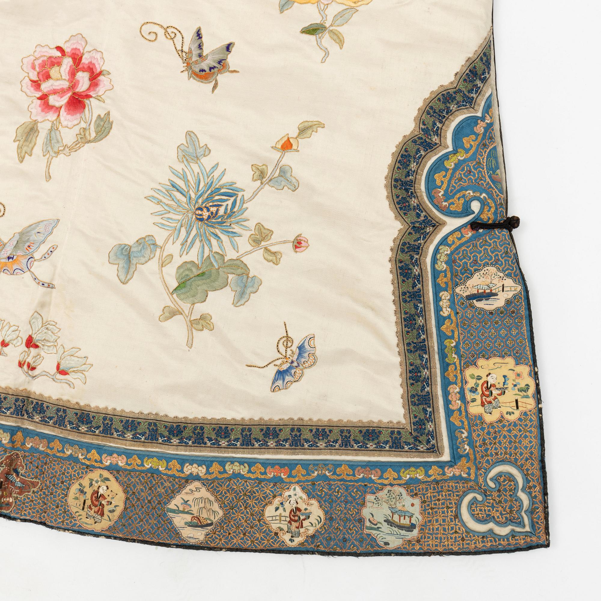 A Chinese embroidered silk robe, late Qing dynasty/early 20th century.