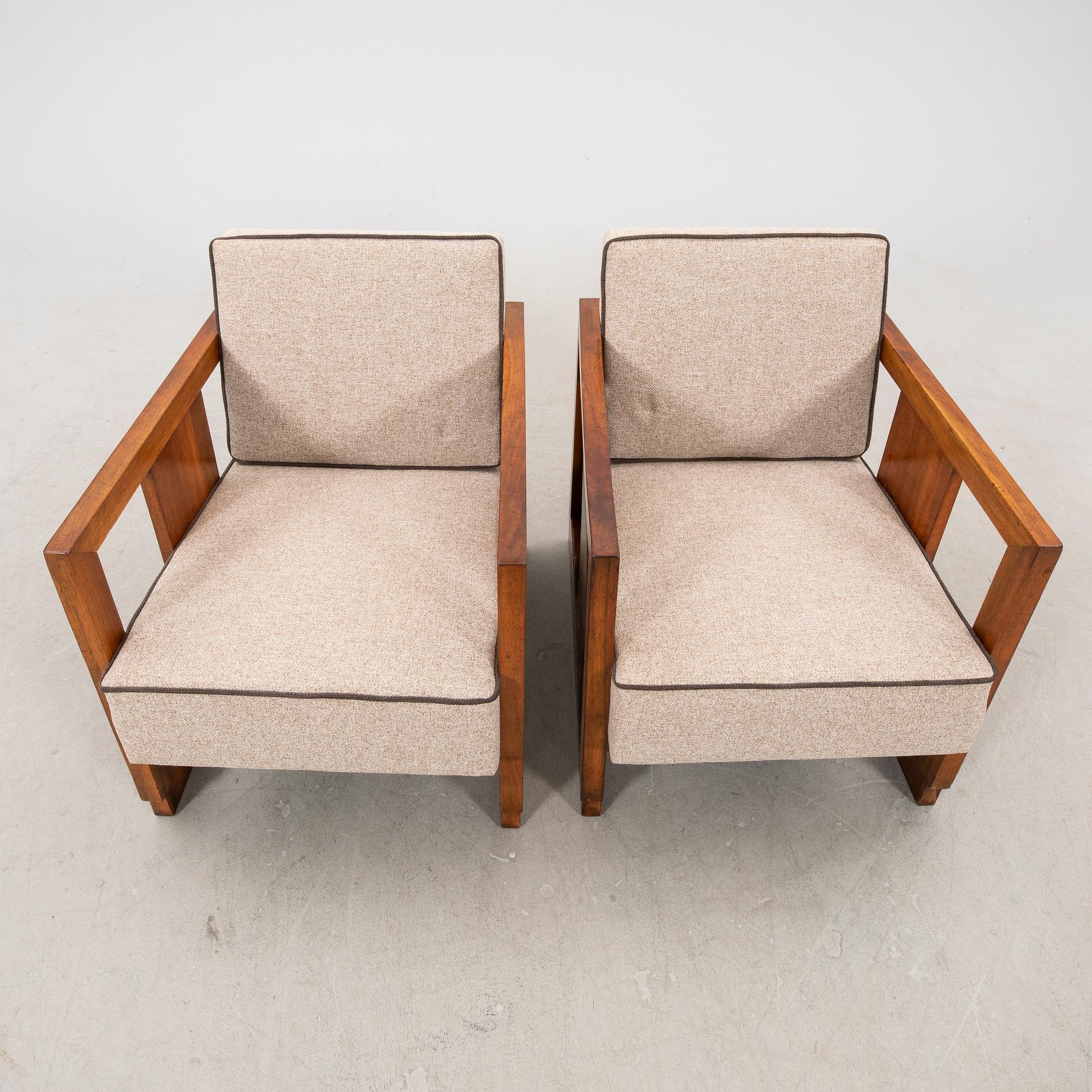A pair of lacquered wood art déco armchairs from the first half of the 20th century.