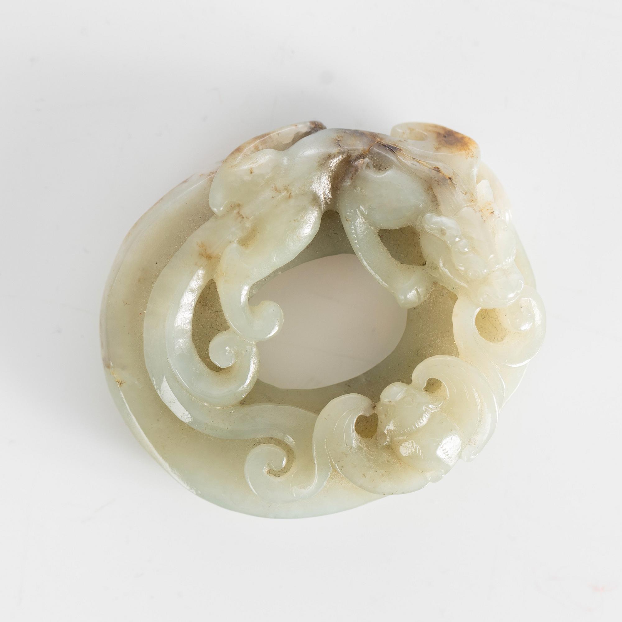 A scultpured nephrite object, Qing dynasty, circa 1900.