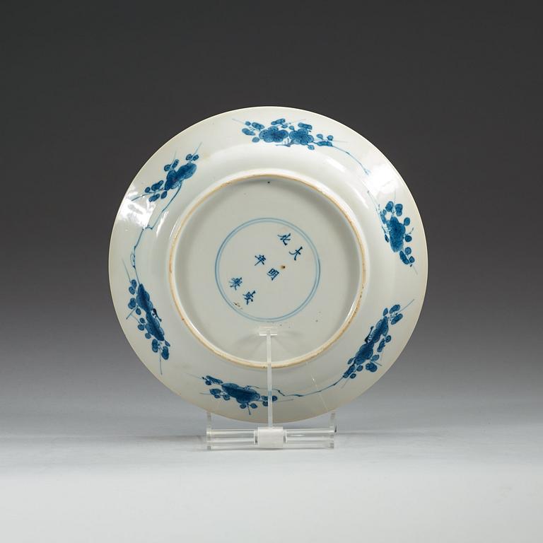A set of four odd blue and white dinner plates, Qing dynasty, Kangxi (1662-1722), with different six character marks.