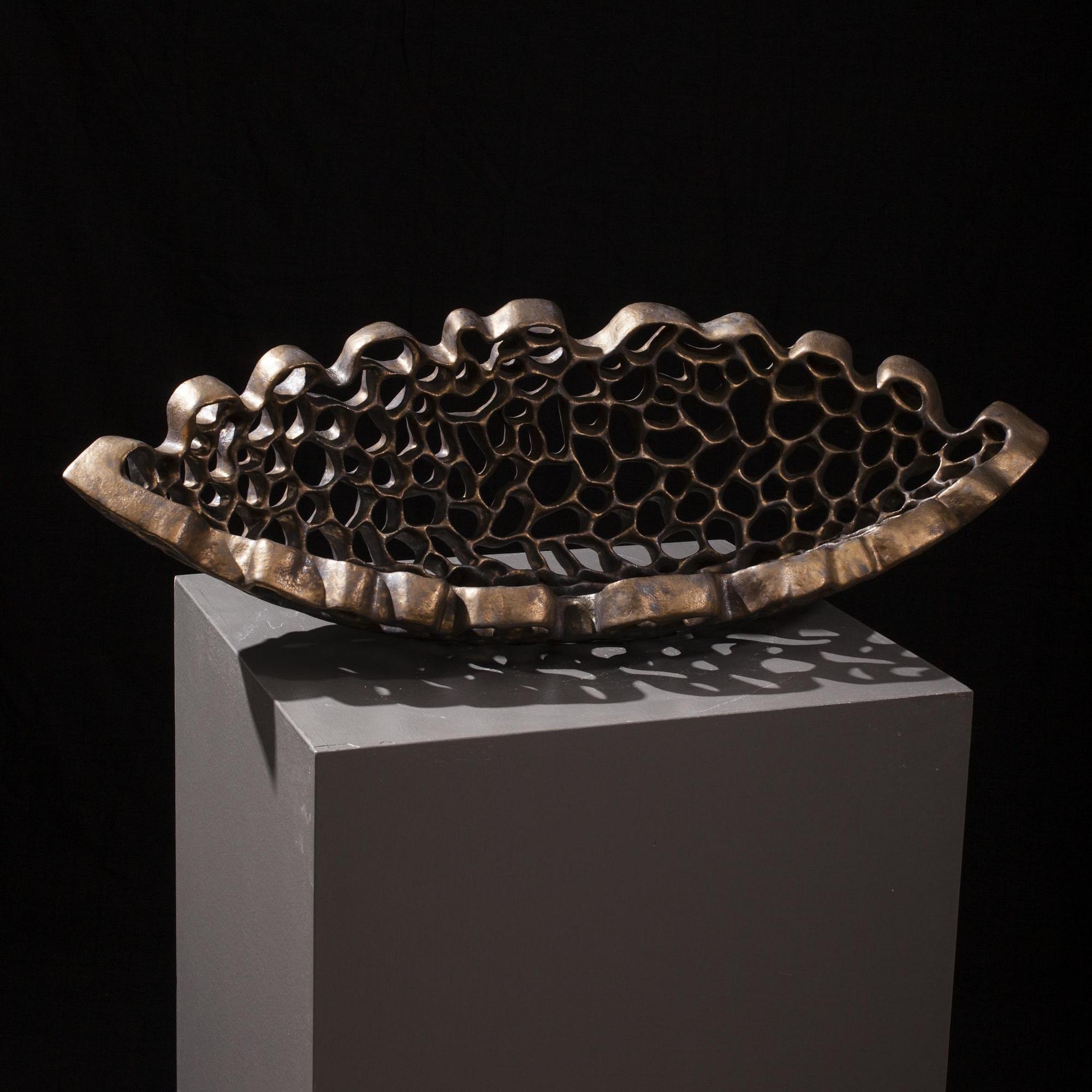 SATU SYRJÄNEN
Löytöretki 2, 2009. 
Stengodskeramik. 19x31x77,5 cm.