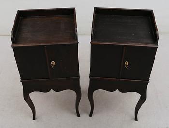 SÄNGBORD, 1 par, rokokostil, för Nationalmuseum, 1900-talets andra hälft.