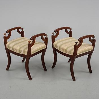 TABURETTER, ett par, den ena märkt Iv. vo, Karl-Johan, 1800-tal.