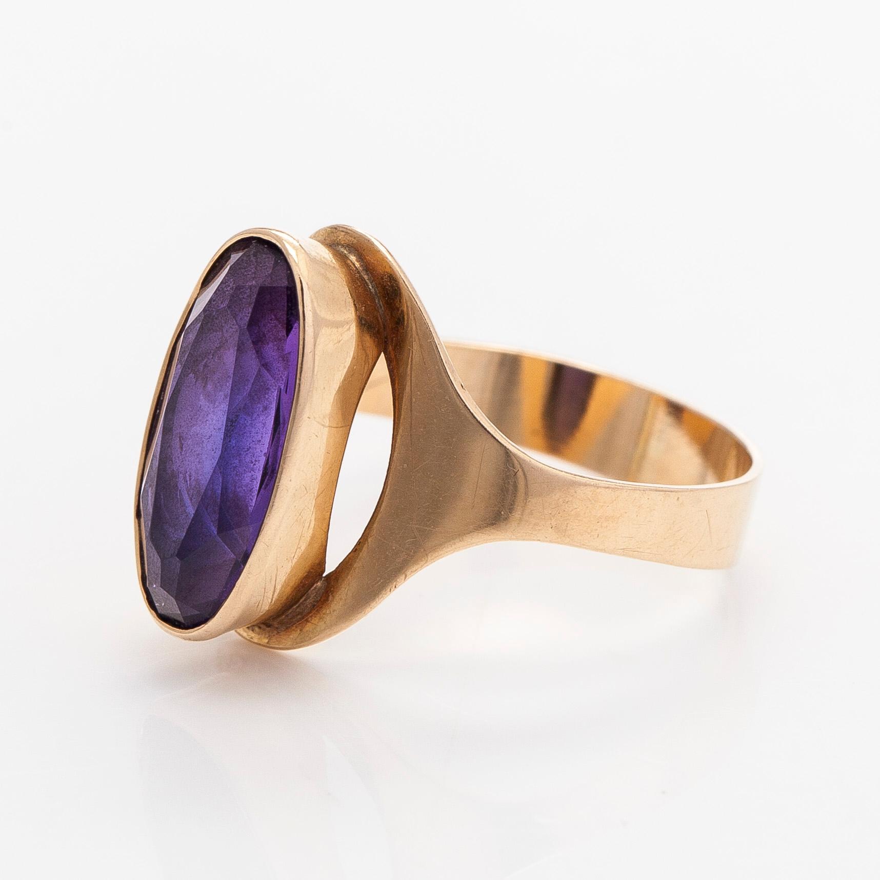 A 14K gold ring with amethyst, Helsinki 1965.