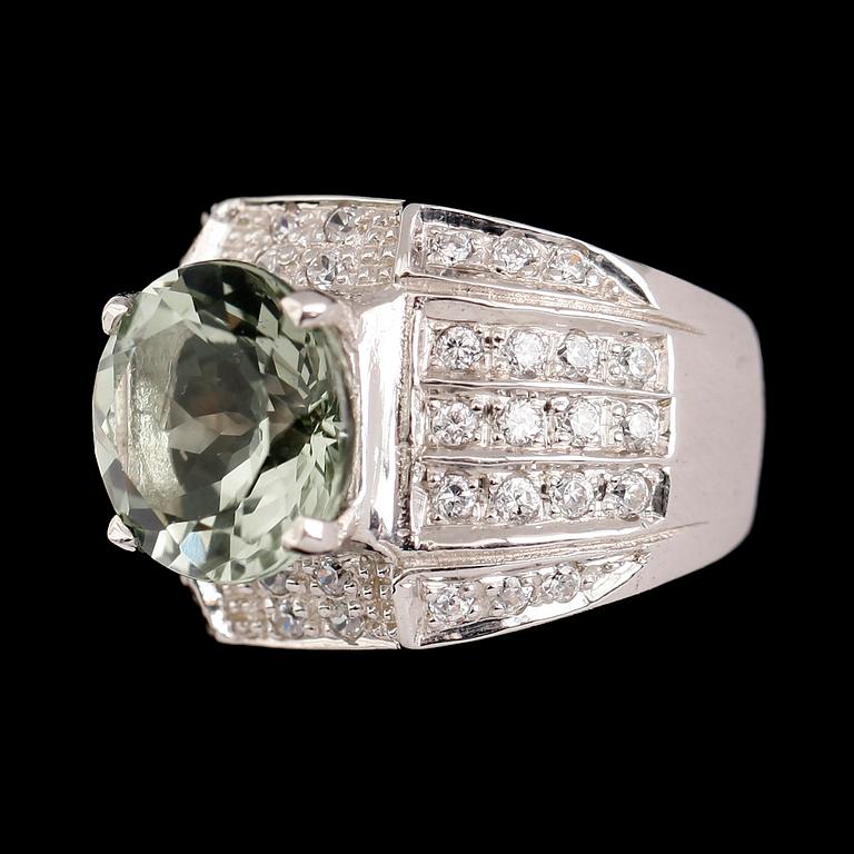 RING, rhodinerat silver, vita safirer samt grön sten.