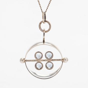 Elis Kauppi, hänge, silver och syntetiska spineller, Kupittaan Kulta, Åbo 1966.
