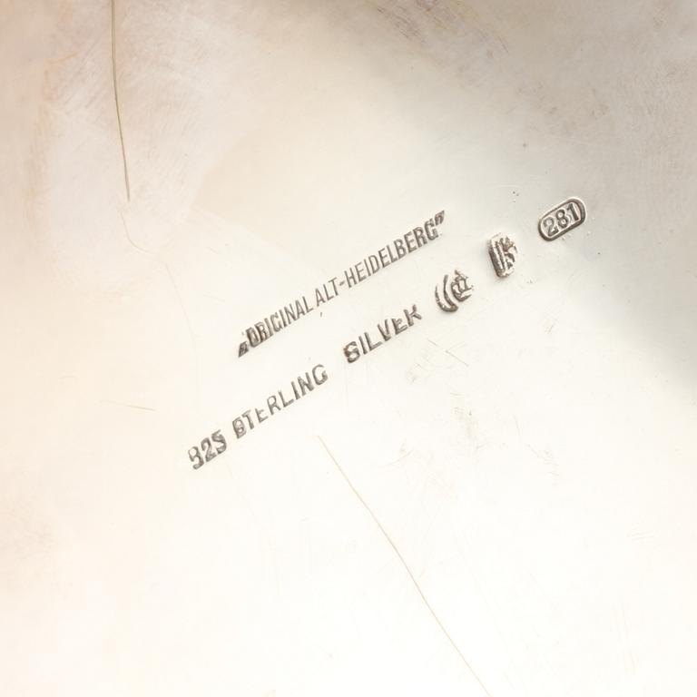 TEKANNA på RECHAUD, sterlingsilver, 1900-talets första del. Total vikt 1798 g.