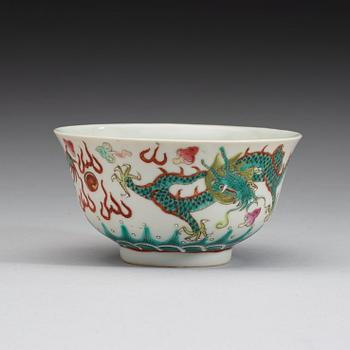 A famille verte dragon bowl, Republic. With Guangxus six characters mark in red.
