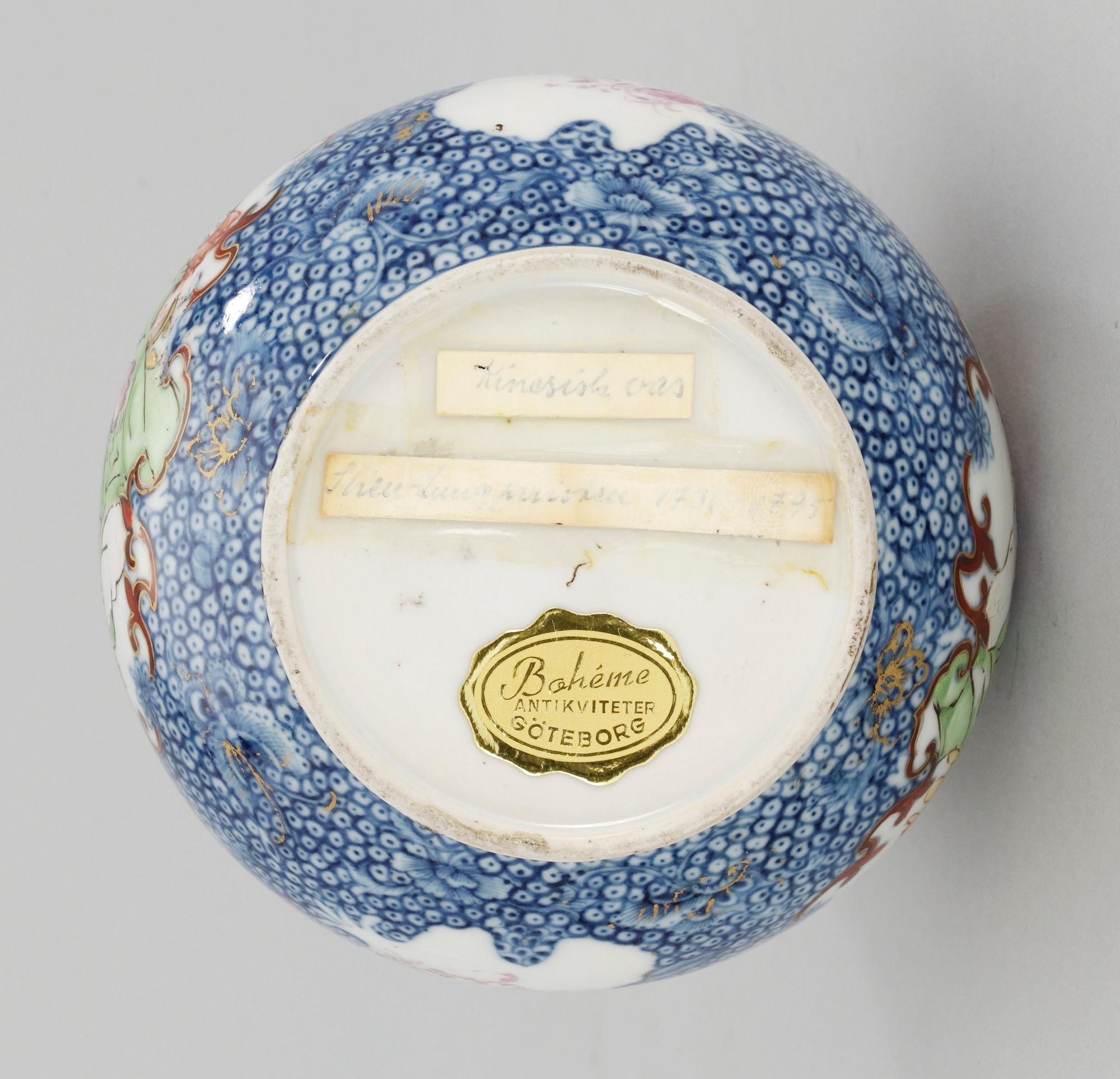 FLASKA, porslin. Qingdynastin, 1700-tal.